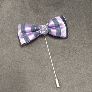MEN'S PURPLE/LAVENDER BOWTIE DESIGN FLOWER LAPEL PIN.